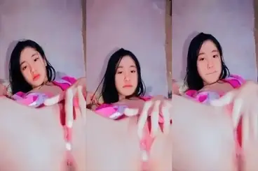 ABG Cantik Mulus Main Jari Di Ranjang